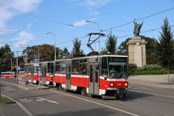 Straßenbahn Brünn Brno CKD Tatra T6A5 aus Prag mit Denkmal am Moravske Namesti
